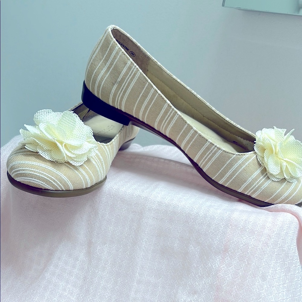AEROSOLES Cream Flats with Floral Detail